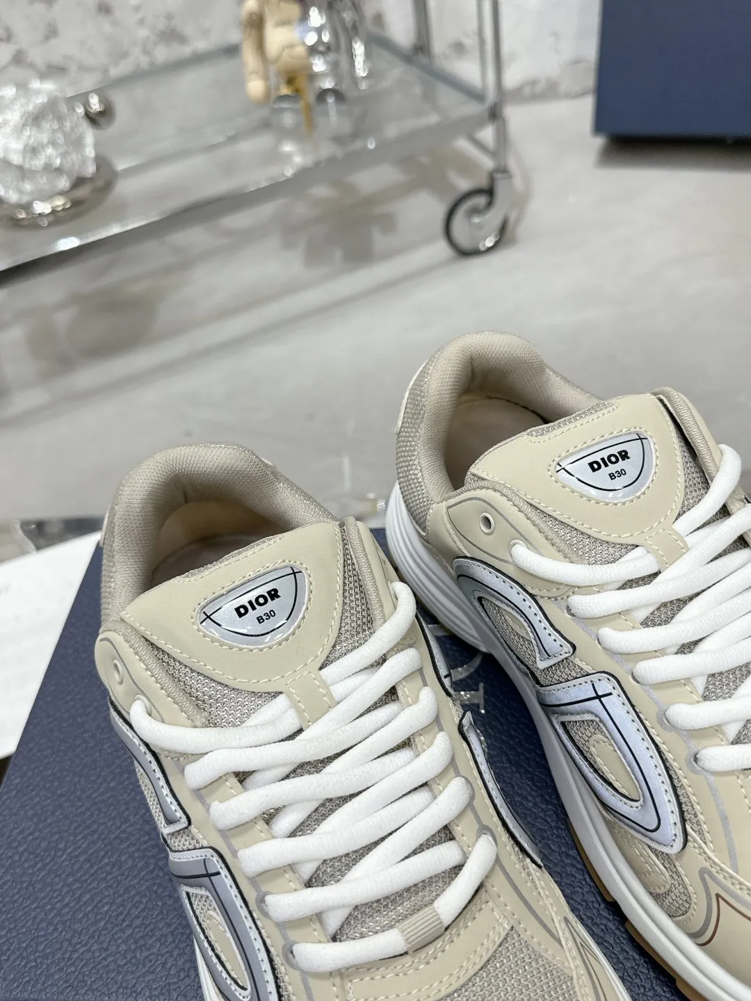 Men's men's shoes 💰600❤️❤️❤️High version Dior Dior's latest color matching B30 series reflective dad sneakers original 17380💰 purchased for development and production Brand new B30 sneakers Dad Shoes style shoes that follow the trend of the retro market The Dior logo on the tongue also indicates that this pair of shoes is the B30 model! B30 uses fine-textured leather and mesh cloth materials to form a shoe body. There are conspicuous letters CD on both sides of the shoe body to indicate identity. Many lines on the shoe body outline details to make the shoes look less monotonous and full of retro flavor. The delivery counter is exquisitely packaged🛍📦 ▪️Fabric: Original customized technical fabric + mesh ▪️Inner lining: Customized breathable lining ▪️Outsole: Original molded IP foam + TPU outsole ▪️Sole thickness: 3.5CM ▪️Size: Women’s size 35-40 / Men’s size 39-46